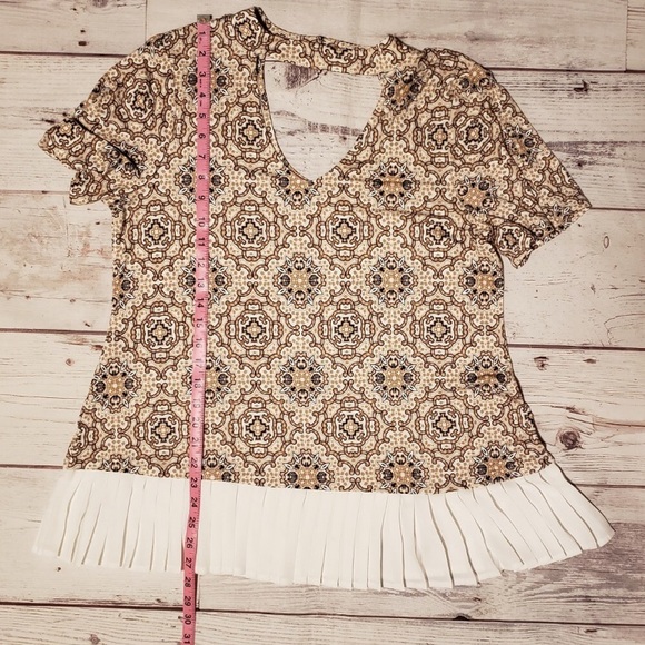 Final Sale. 3 for $10. Flirty ruffle bottom patterned top. XL - Picture 4 of 4